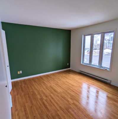 Intérieur résidentiel avec mur d'accent et plancher clair