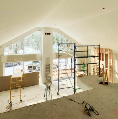 Chantier intérieur à plafonds élevés