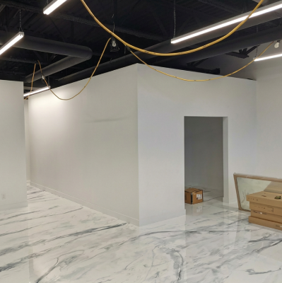 Espace commercial ouvert et lumineux
